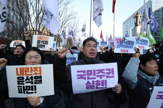 韩国戒严追踪：在野党提交弹劾尹锡悦动议 国防部长官致歉并提交辞呈